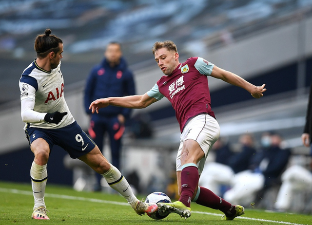 球队连胜势头强劲，排名稳步上升（球队势如破竹豪取连胜，积分榜排名稳步攀升）