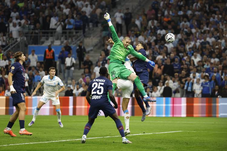 冠军捧杯时刻！这张合影里，有国乒三连冠的荣光，更有竞技体育的热血与温情！（捧杯瞬间定格！这一合影凝聚国乒三连冠的荣耀，也写满竞技体育的热血与温情）