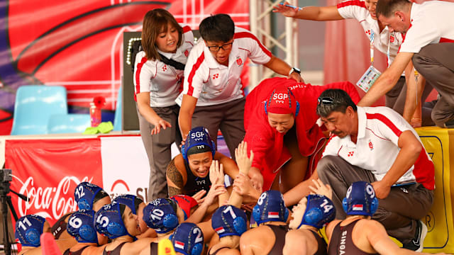 意大利赛车手罗西回忆马拉多纳：我曾单膝跪地亲吻他的左脚（意大利车手罗西忆马拉多纳：曾单膝跪地亲吻其左脚）