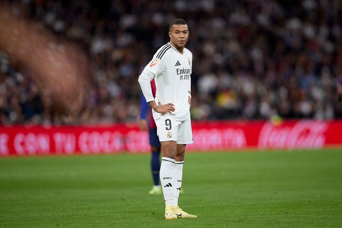 4000万欧潜力！曼联盯上18岁希腊中场，多豪门竞争转会成焦点？（估值4000万欧！曼联锁定18岁希腊中场，豪门混战成转会焦点？）