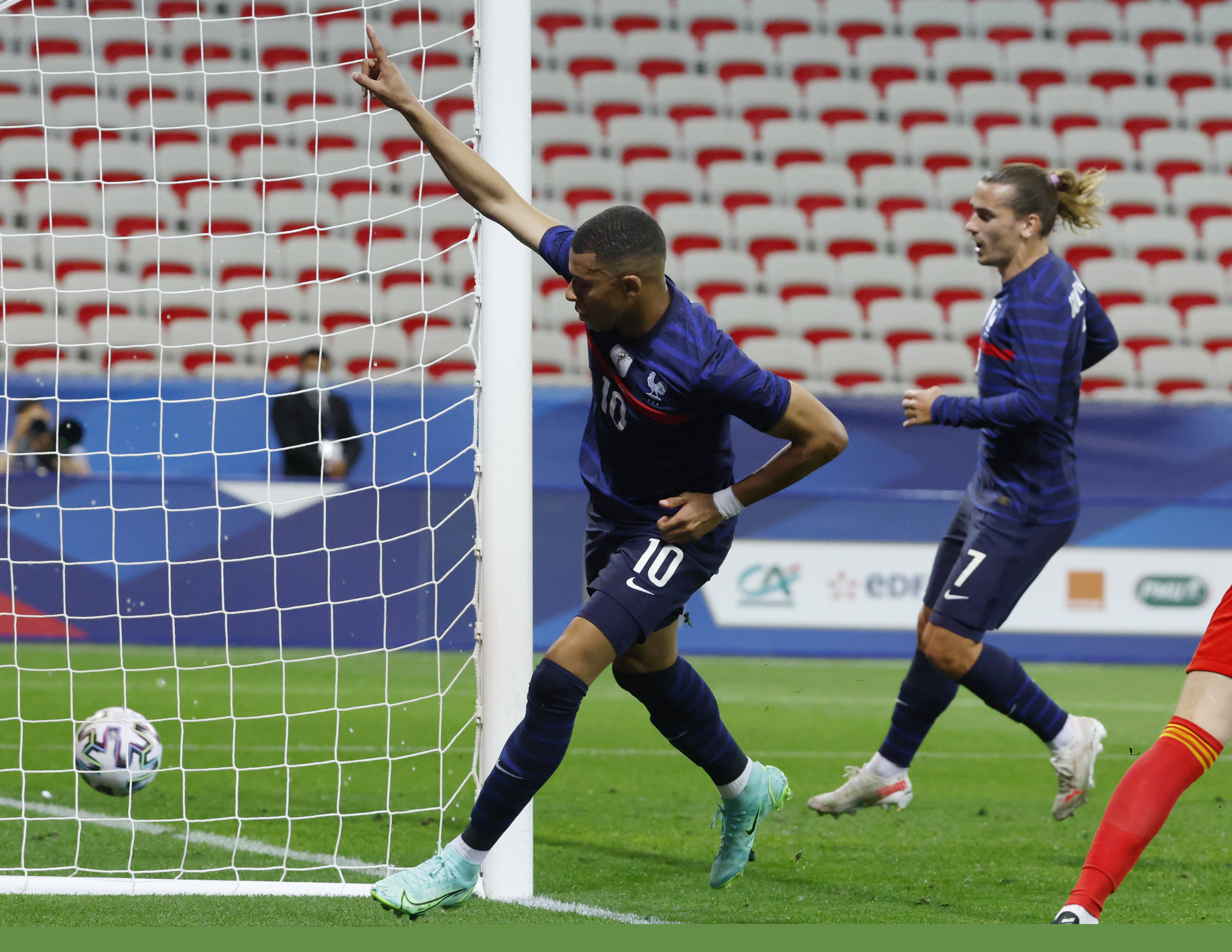 罗德里戈：皇马与曼城的对决已成真正宿敌之战，非常有挑战性（罗德里戈：皇马与曼城已成真宿敌对决，挑战十足）