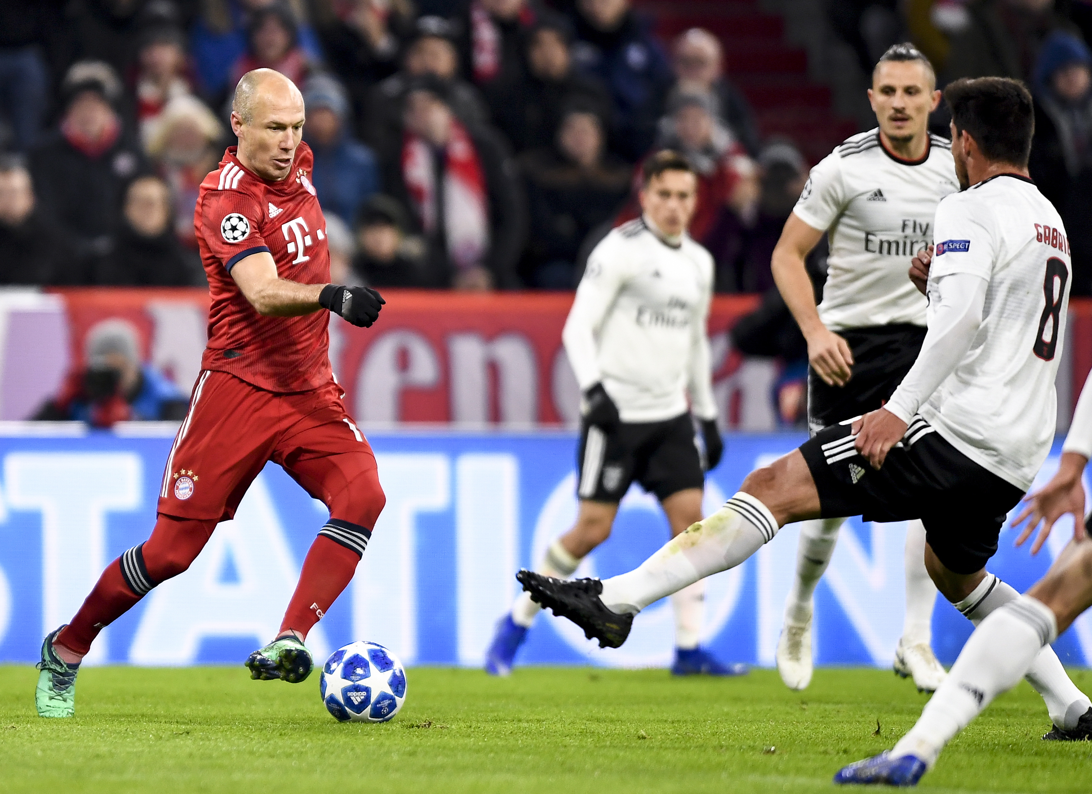 队记：杨瀚森随着比赛的进行越打越舒服，他需要真正上场打球（队记：杨瀚森越战越自如，他亟需获得真正的出场时间）