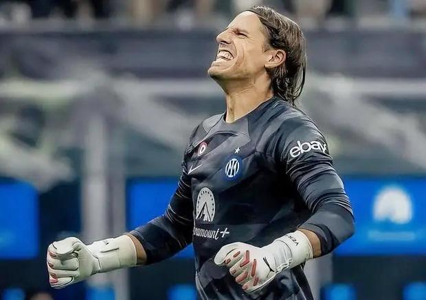 发疯了？里沙利松掐埃基蒂克脖子、推索博、肘击弗林蓬，均未染黄（里沙利松连出粗暴动作：掐埃基蒂克、推索博、肘击弗林蓬仍未吃黄牌）