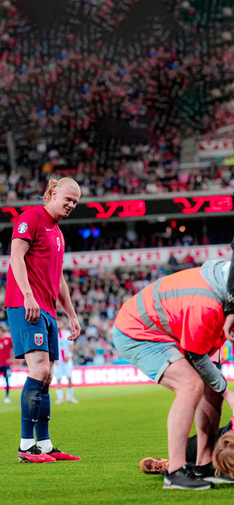 记者：阿隆索最近两天小范围会面球员，试图拉近彼此的距离（记者：阿隆索近两日小范围与球员交流，力求拉近关系）