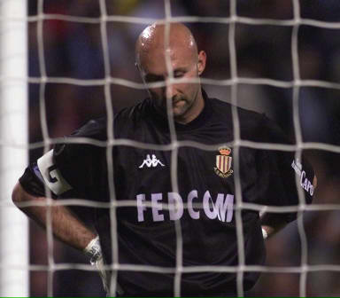 看台视角欣赏孙兴慜的任意球直接破门，球迷已经预感...（看台视角直击孙兴慜任意球破门，球迷早有预感）