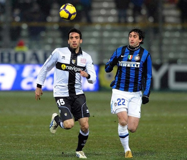 曼联客场对阵狼队，若取胜可追平切尔西，升至第六。狼队近期状态差，曼联实力占优，有望全取三分。（曼联客战狼队：胜则追平切尔西升至第六，狼队近况低迷，红魔有望全取三分）