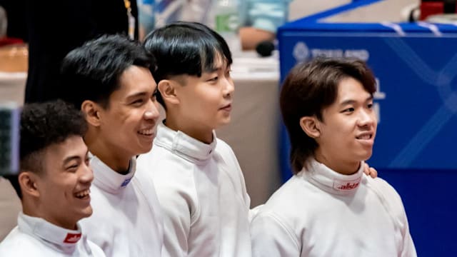 阿斯顿维拉在埃梅里带领下强势冲击英超争冠，与阿森纳激烈争夺榜首。（埃梅里率领阿斯顿维拉强势冲击英超冠军，与阿森纳上演榜首对决）