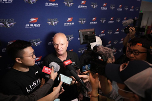 4战全胜，黄潜主帅马塞利诺当选西甲11月最佳教练（四连胜加持，黄潜主帅马塞利诺荣膺西甲11月最佳教练）